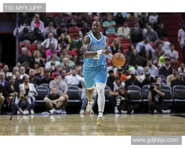 罗齐尔身陷囹圄戴手铐脚镣出庭身着黄蜂队连帽衫引发热议