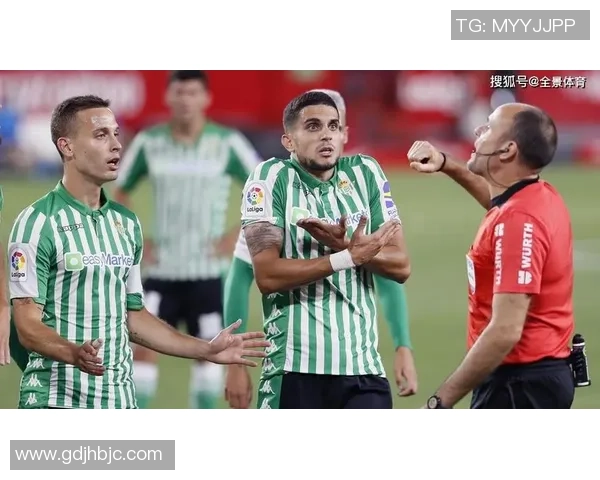 萨卡禁区内倒地裁判判点后VAR长时间审核最终取消判罚